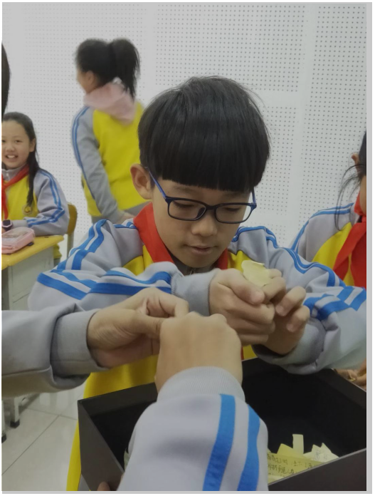 1574297546482816.png